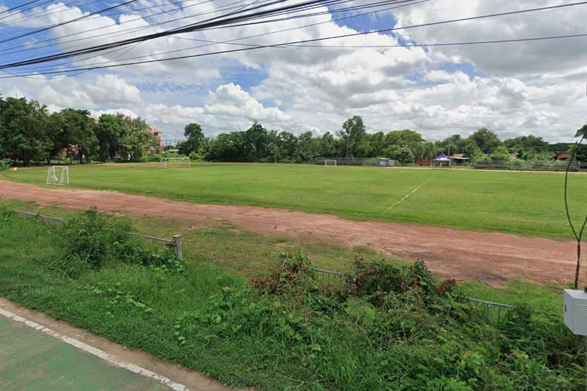 สนามกีฬาด้านหลังโรงเรียนอำนาจเจริญ